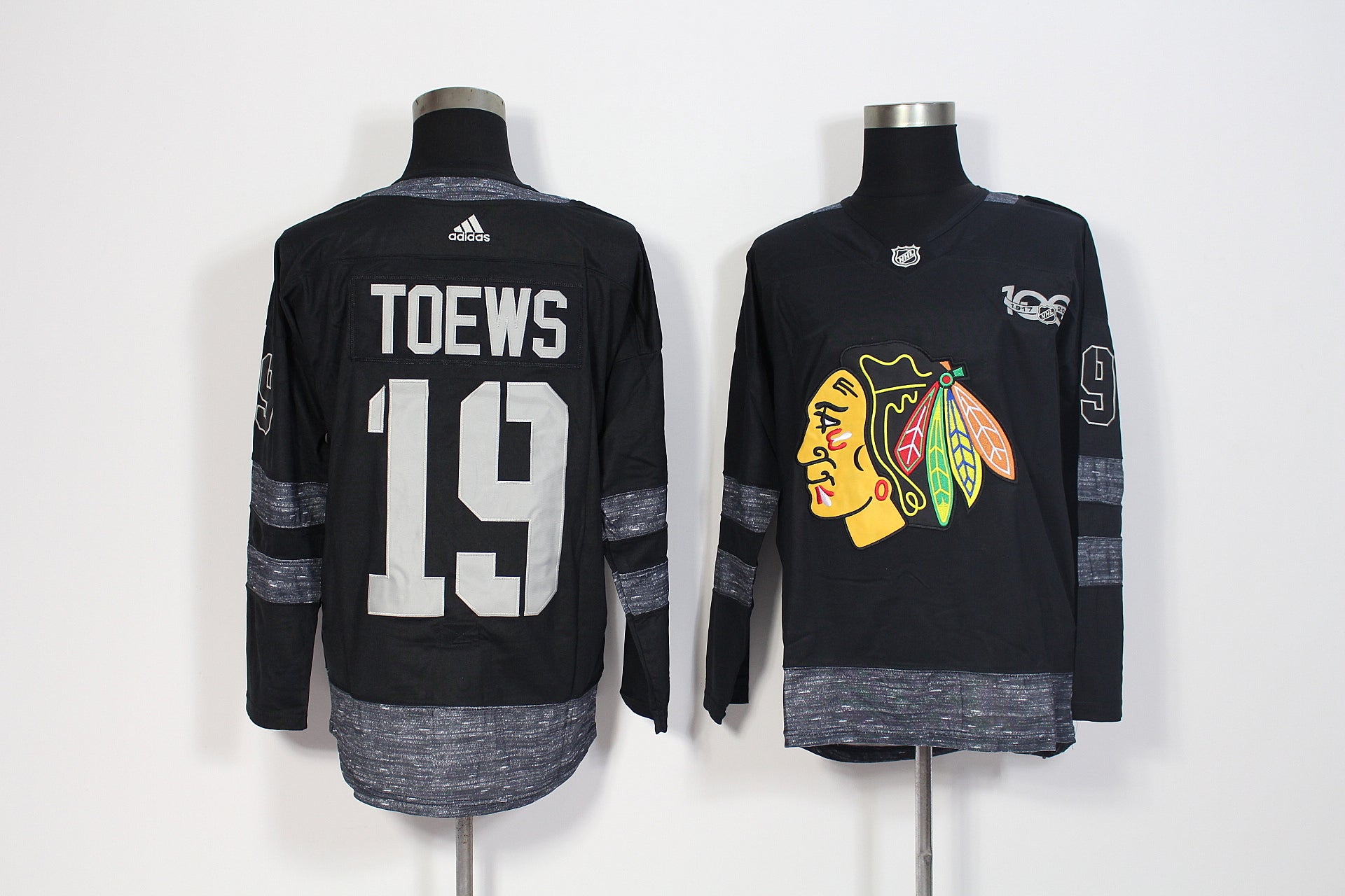 Jonathan Toews Chicago Blackhawks black jersey